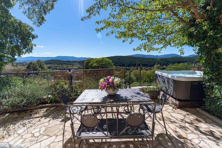 Villa Little Arya mit beheiztem Pool, Whirlpool und 4 Schlafzimmern in Dalmatinisches Zagora