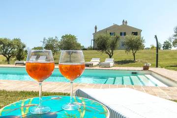 Location de vacances pour 19 personnes, avec terrasse et jardin à Morrovalle