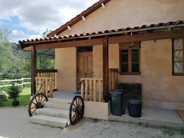 Gîte pour 20 personnes, avec jardin dans Bolozon