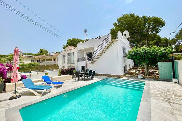 Villa for 7 people, with balcony and garden in Torrevieja