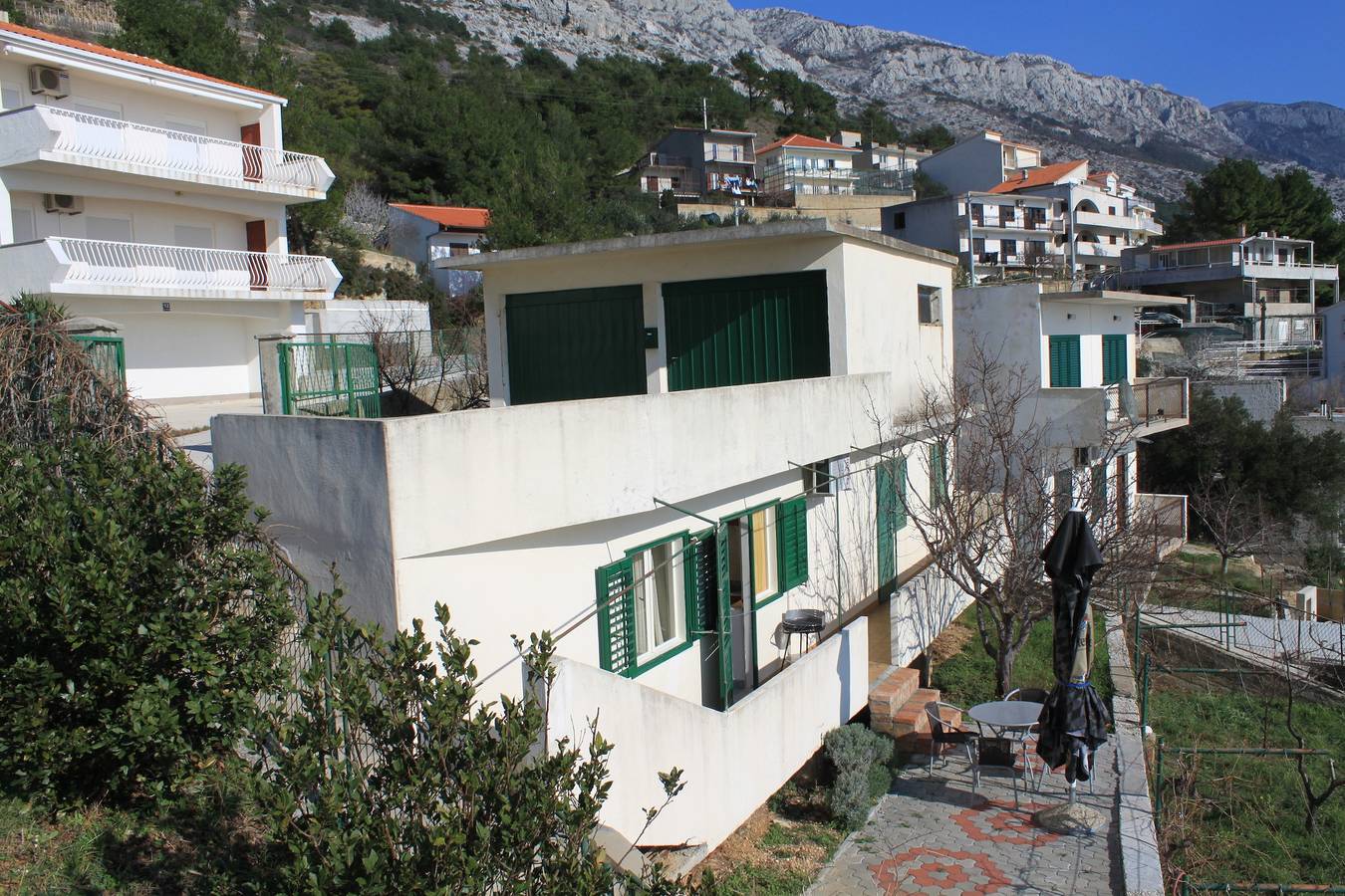 Geheel appartement, Eenkamerappartement met terras en uitzicht op zee Marusici, Omis A-8632-a in Marusici, Omiš-Riviera