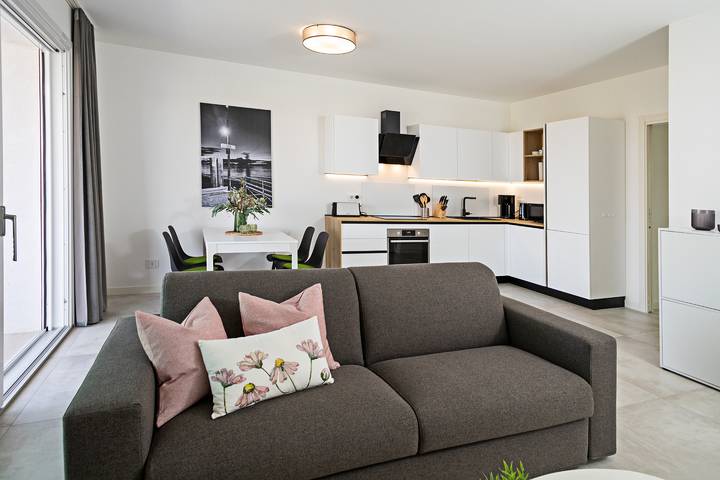 Apartamento entero, Regarda - Casa Erika con grande terrazza, piscina, wifi in Lazise, Montañas Garda