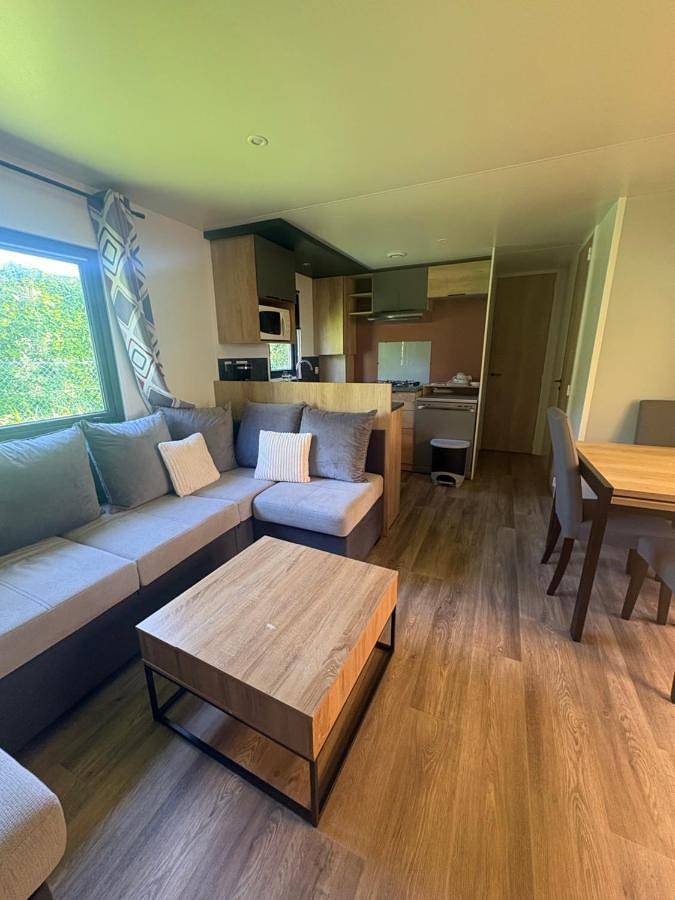 Camping pour 6 personnes, avec Jacuzzi et Terrasse ainsi que Jardin et Bassin pour enfant