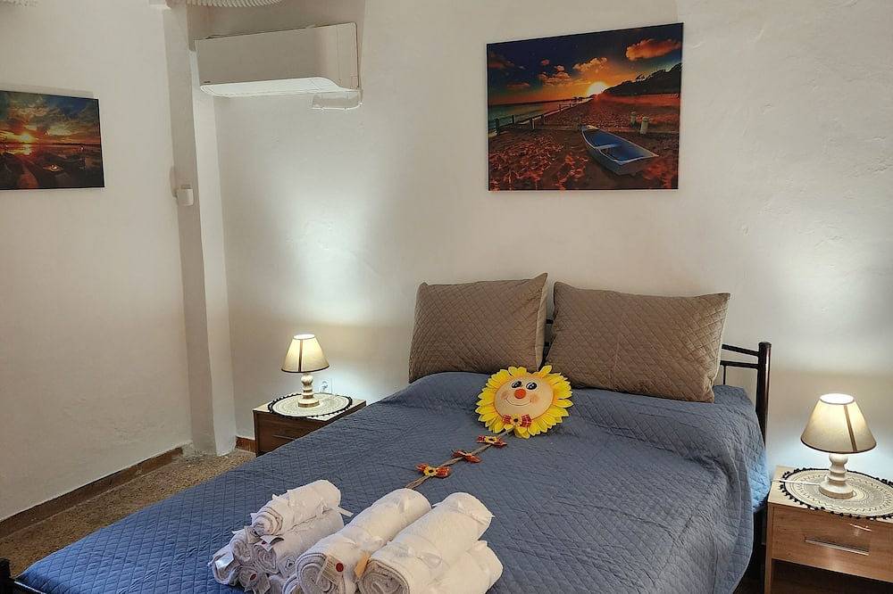 Hel lejlighed, Cozy 2-bedroom apartment in peaceful Mitilini with Wifi, Ac 1A up to 5 people in Lesbos