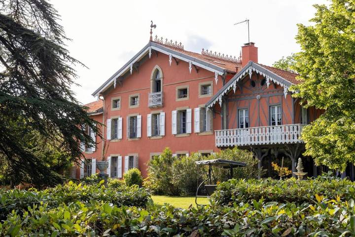 Gîte pour 4 personnes, avec piscine ainsi que vue et jardin à Besset (homonymie)