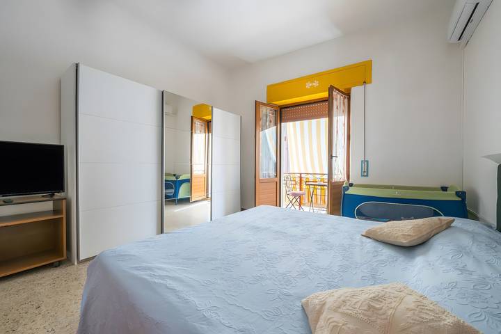 Camera 'Levante' con Balcone, Wi-Fi e Aria Condizionata in Sant'Antioco Città, Sant'Antioco