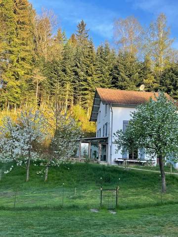 Gîte pour 8 personnes, avec sauna ainsi que jardin et vue sur le lac dans Le Clerjus