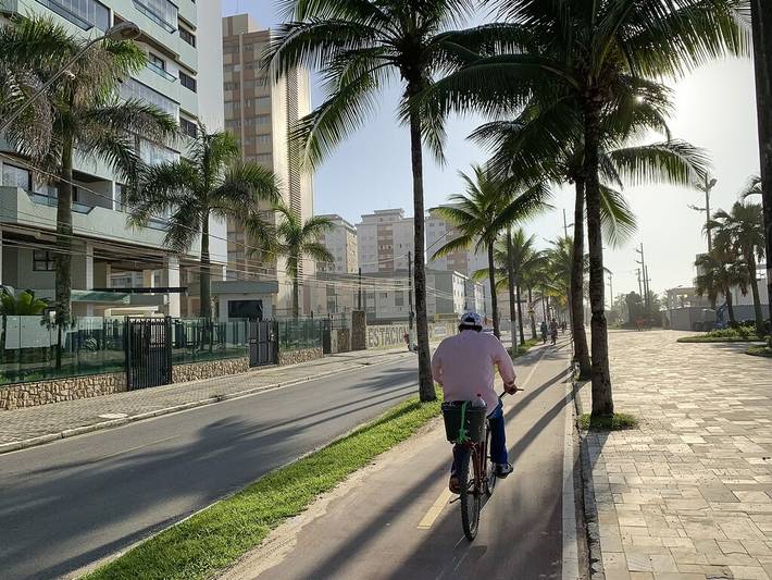 Casas e apartamentos de temporada para 10 pessoas, com balcão e piscina e ainda sauna em Baixada Santista