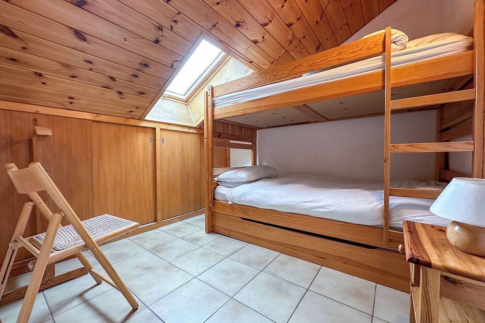 Entire apartment, Cozy Ski loft next to gondola and town. easy access to ski &hiking. sleeps10. in Verchaix, Bonneville region