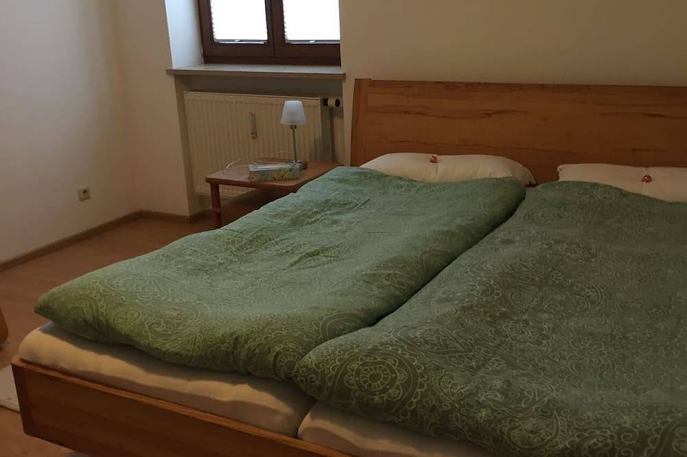 Ganze Wohnung, Geschmackvolle Ferienwohnung  3 mit Süd-West Terrasse und kleinem Garten. in Huglfing, Pfaffenwinkel