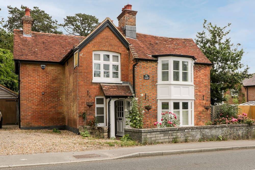 Oakapple Cottage, pet friendly, luxury holiday cottage in Lyndhurst in Lyndhurst, Hampshire