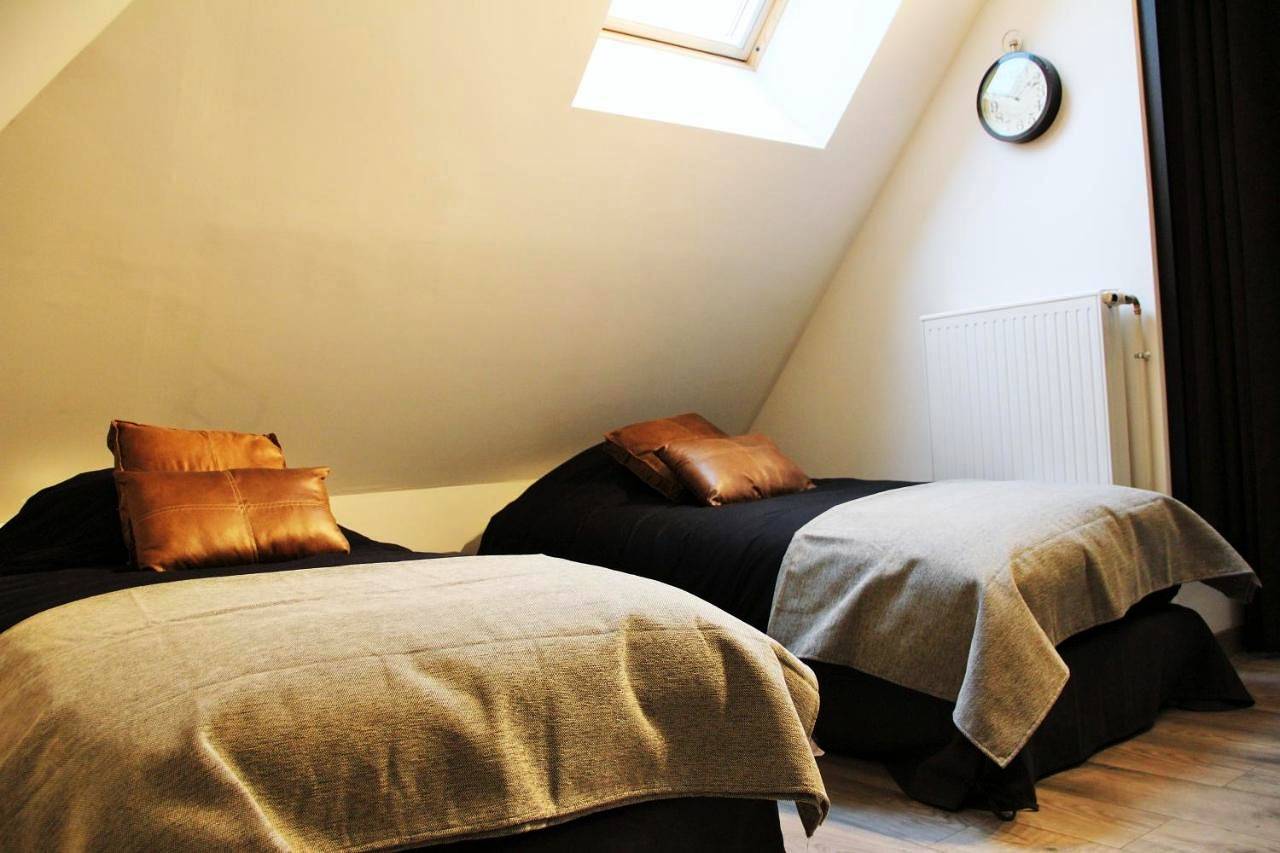 Two Connecting Double Rooms with Shared Bathroom and Terrace in Dizy, Parc naturel régional de la Montagne de Reims