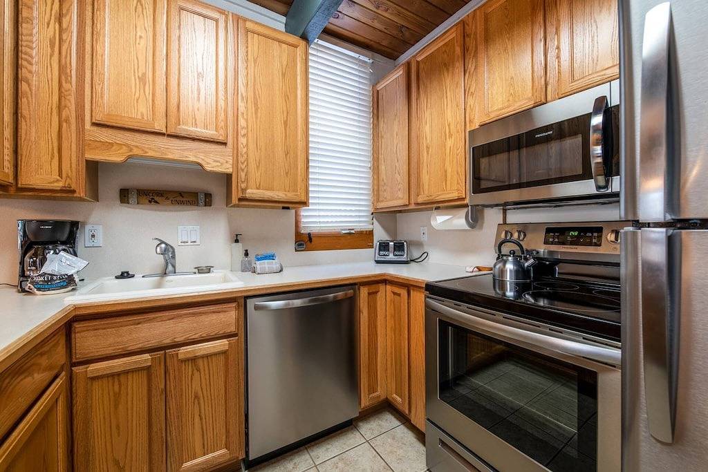 Ganze Wohnung, Walk 240 yds to Resort+Steps to Hot Tub/Free Town/Ski Bus-Wood Stove/Cabin Like Setting-Covered Deck in Steamboat Springs, Medicine Bow-Routt Nationalwald