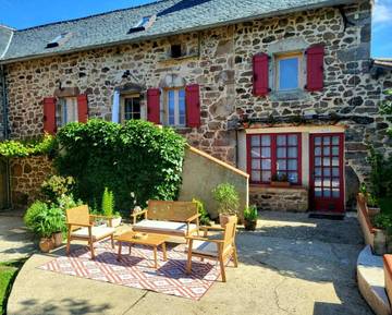 Gîte pour 4 personnes, avec vue ainsi que jardin et piscine à Najac