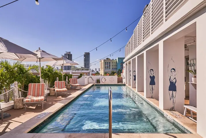 Hotel para 2 personas, con terraza y piscina - 1