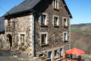Agriturismo pour 10 personnes, avec jardin et terrasse à Compains