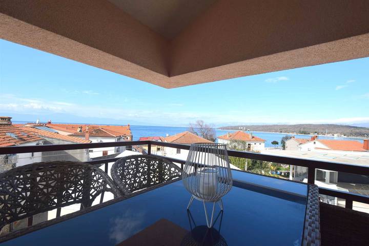 Ganze Wohnung, Apartment Paula mit Meerblick in Njivice, Krk