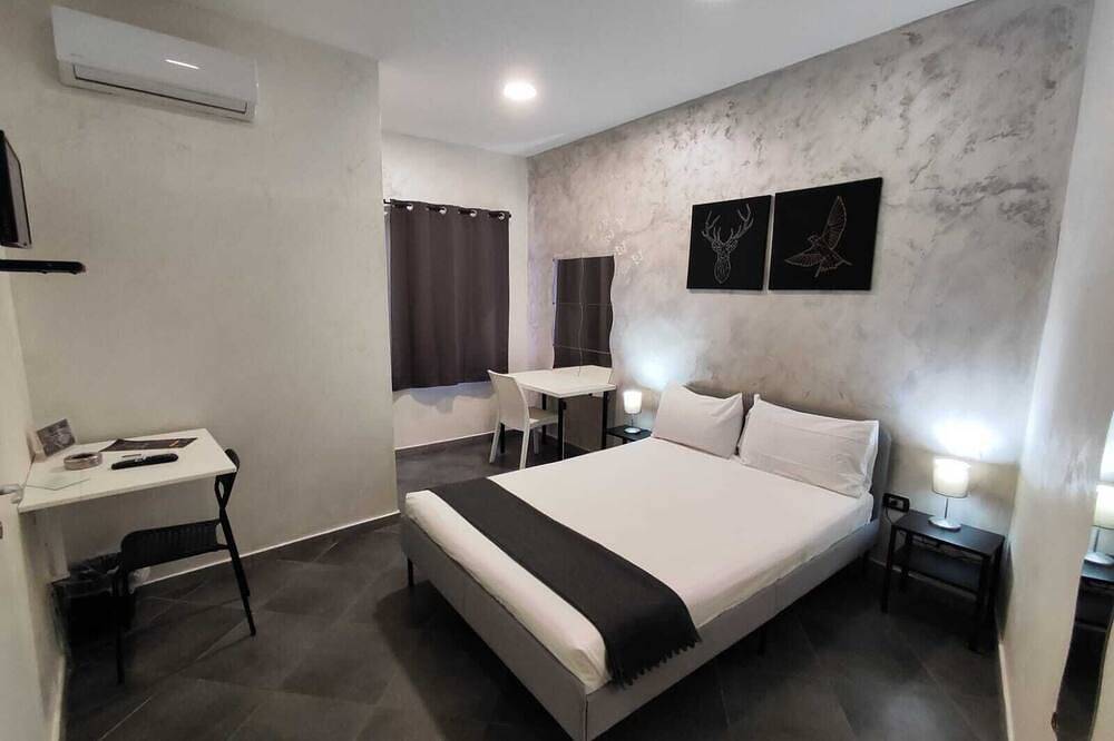 Living bed and breakfast dispone di camere e suite con vasca idromassaggio in Casoria, Napoli e dintorni
