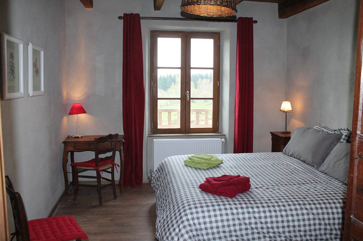 Gite les Roches d'Artense, vue lac, Sancy et Monts du Cantal in Champs-sur-Tarentaine-Marchal, Parc naturel régional des Volcans d'Auvergne