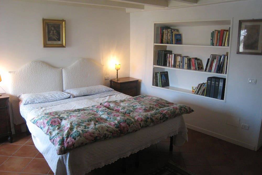 Entire apartment, Elegant, confortable flat in historical house, in the heart of Città Alta in Bergamo, Bergamo Province