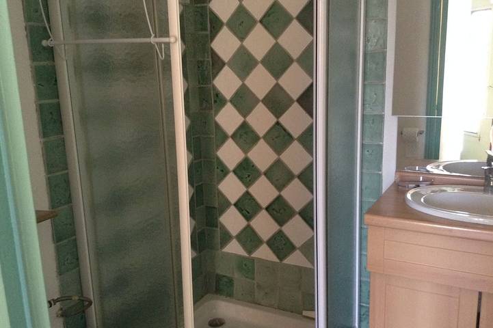 Location de vacances pour 2 personnes, avec terrasse ainsi que jardin et piscine à Salernes - 2