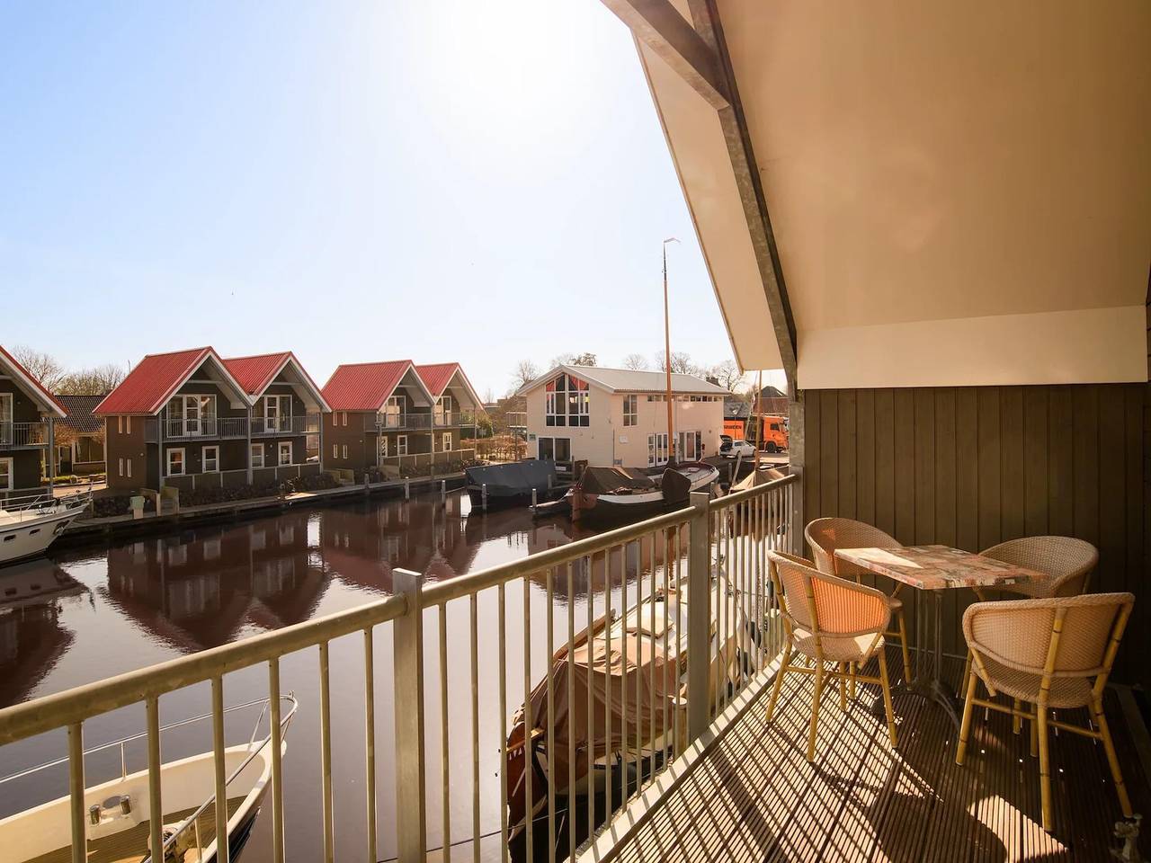 Urlaub am Wasser mit Blick auf den Yachthafen in Friesland