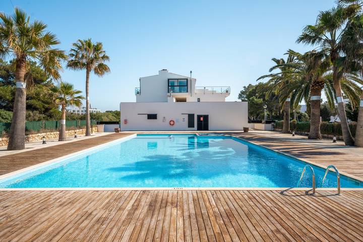 Apartamento inteiro, Apartamento de Férias 'Nura Menorca- Sp 17' com Ar Condicionado, Varanda, Terraço e Piscina Partilhada; Estacionamento Disponível na Rua in Cala Blanca, Ciutadella de Menorca