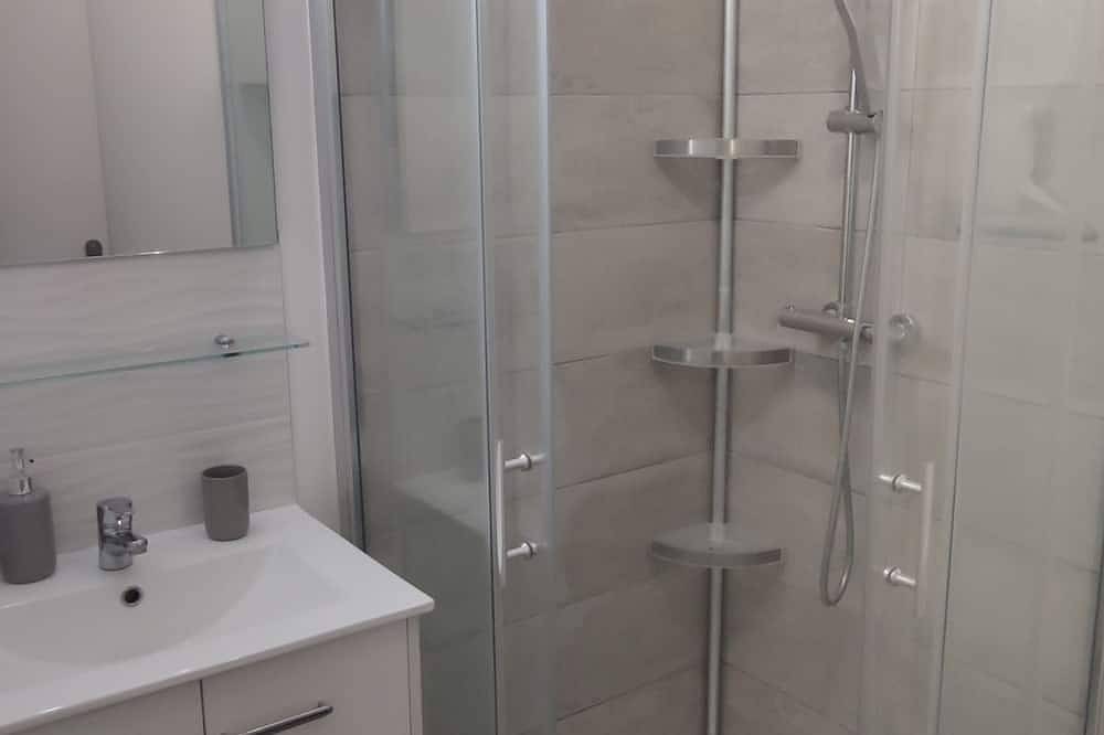 Entire apartment, Lovely 30 m2 studio 7 km from Paris and 7.5 km from Orly airport in Chevilly-Larue, Val-de-Marne