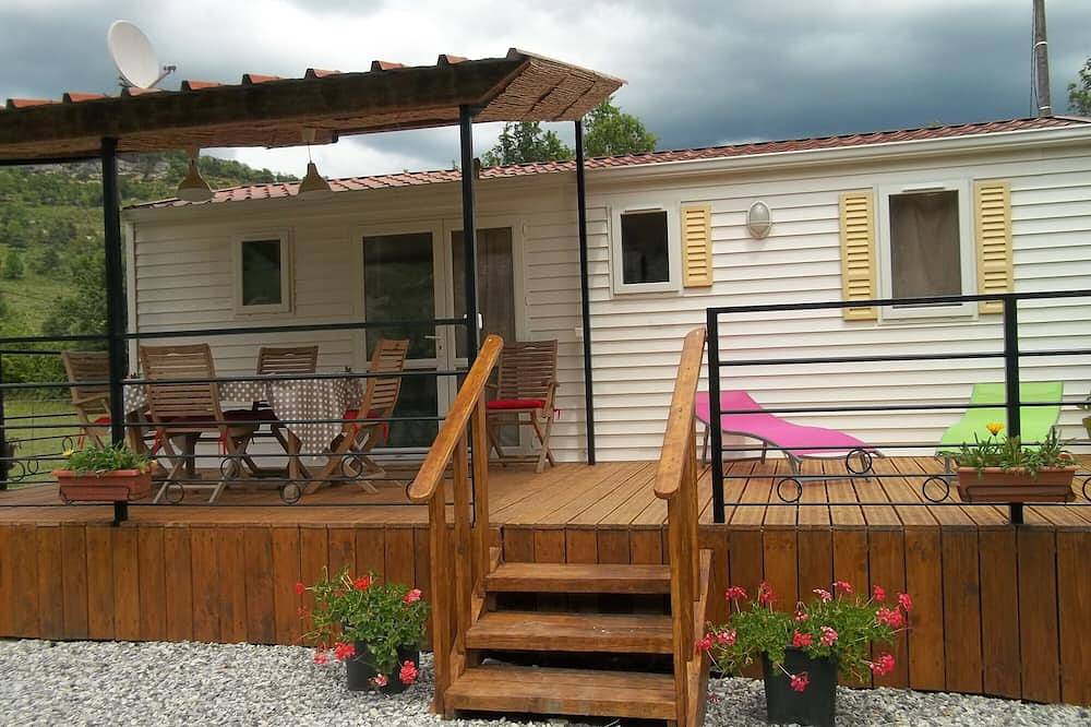 Bungalow con vistas a la montaña, terraza privada y jardín privado in Blieux, Parc naturel régional du Verdon