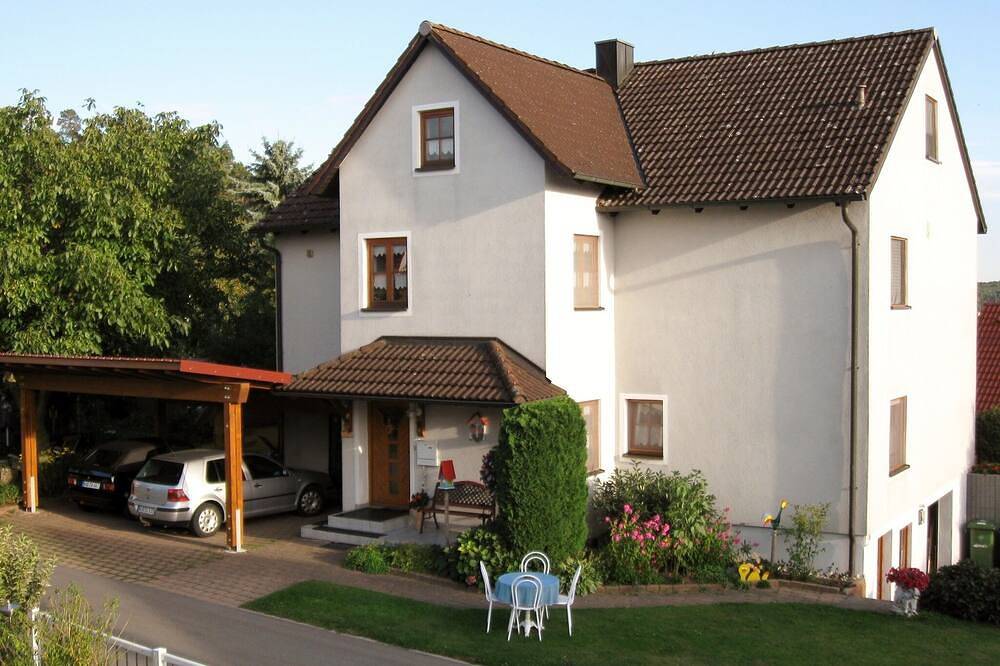 Ganze Wohnung, Gemütliche Ferienwohnung mit Panoramablick und großem Garten in Haundorf, Fränkisches Seenland
