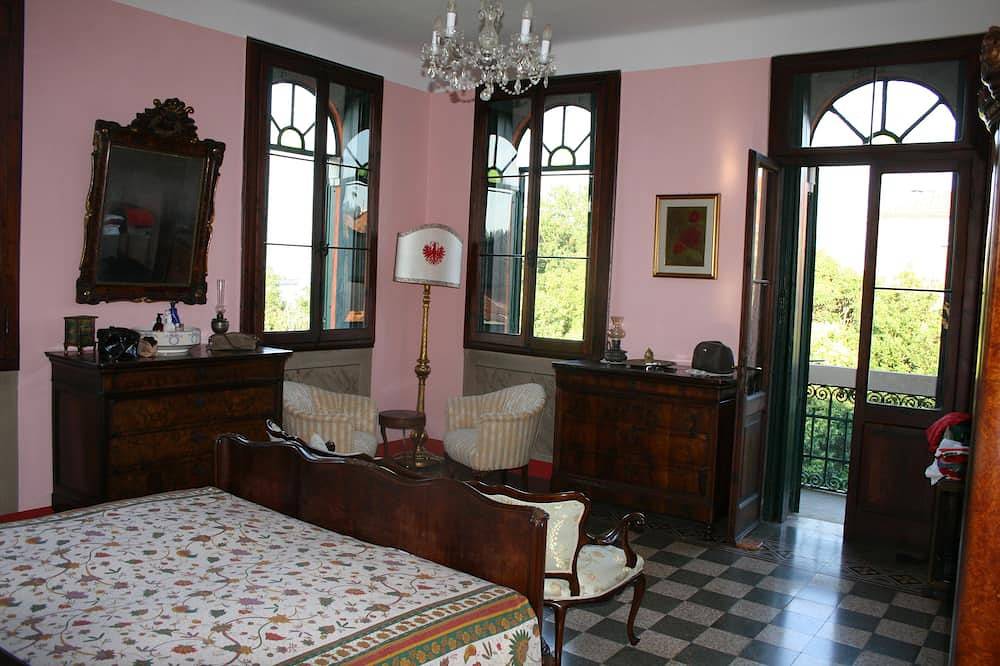 Ganze Wohnung, Panorama-Apartment in einem eleganten venezianischen Gebäude aus dem 20. Jahrhundert, privater Garten in Lido di Venezia, Venedig