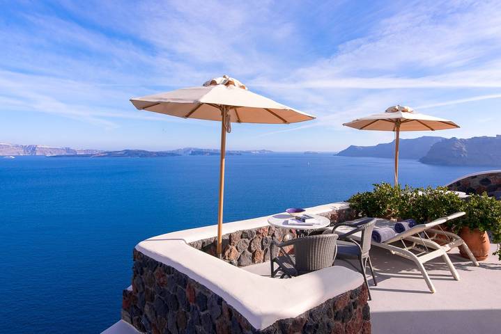 Holiday rental for 2 people, with balcony and ocean view as well as pool in Oia