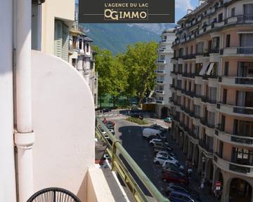Gîte pour 2 personnes, avec vue sur le lac et balcon dans Office De Tourisme Lac D Annecy Rive Plein Soleil