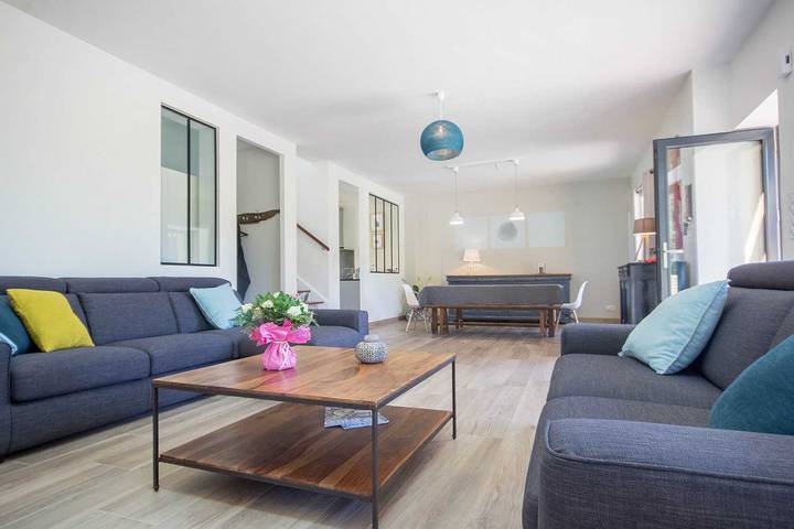 Gîte pour 10 personnes, avec terrasse ainsi que jardin et piscine à Brech - 4