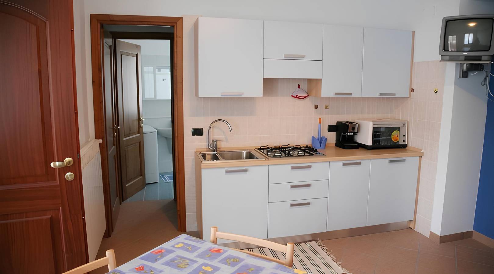 Entire studio, Studio Apartment 'Gli Angeli Nonna Erminia E Vittorio' with Shared Pool, Wi-Fi and Air Conditioning in Cenesi, Cisano sul Neva
