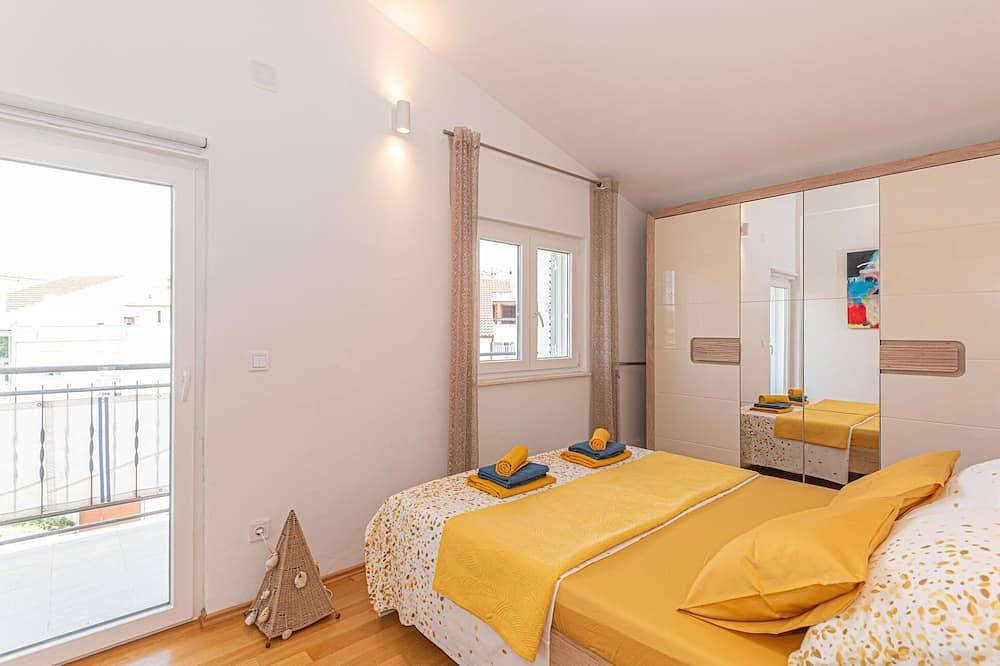 Apartamento entero, Precioso apartamento de 2 dormitorios. in Rogoznica, Condado de Šibenik-Knin