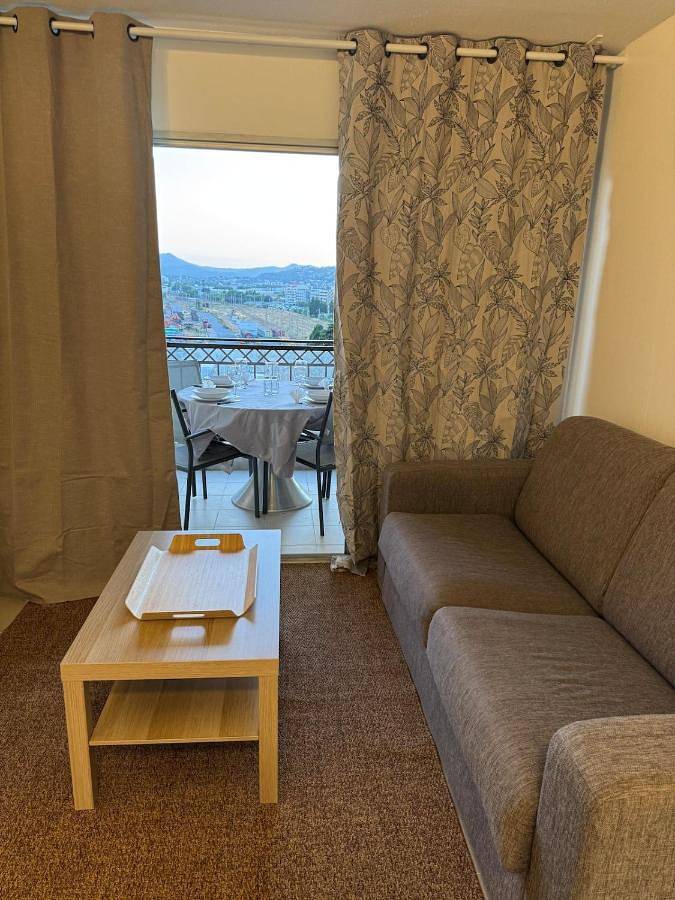 Gîte pour 4 personnes, avec terrasse ainsi que vue et piscine, animaux acceptés dans Office De Tourisme Cannes La Bocca - 3