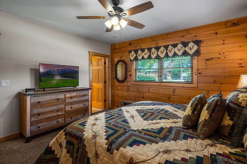 Chestnut Lodge ~ Spring Fun by Willow Tree Cabins in Blue Ridge Parkway, Maggie Valley