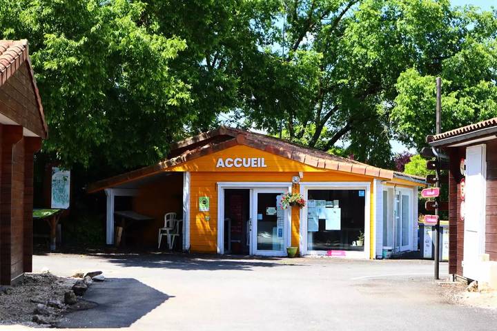 Camping für 6 Personen, mit Pool und Terrasse in Vienne - 2