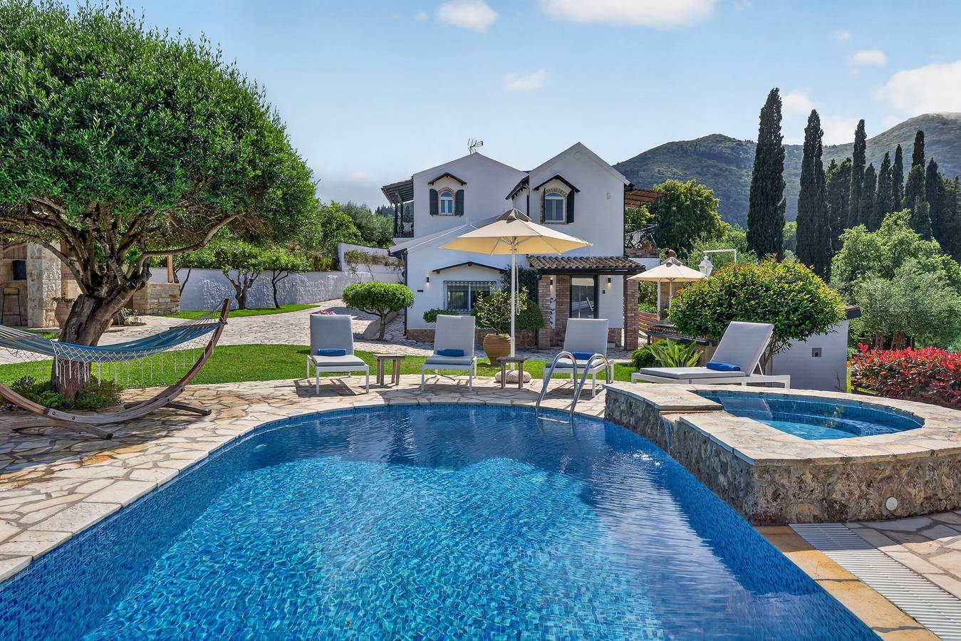Villa Claire Corfu: 10 Hektar Privatvilla mit Pool & Gästehaus auf Korfu in Achilleio, Korfu