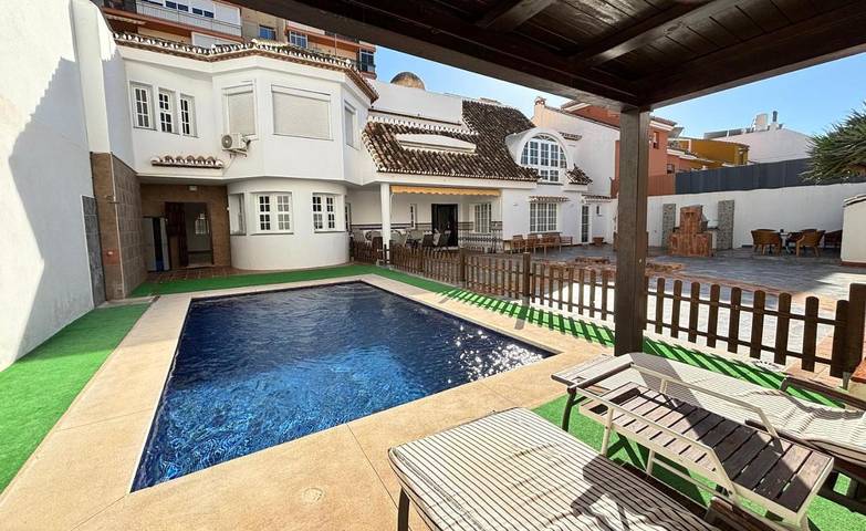Casa rural para 14 personas, con vistas además de jardín y piscina en Fuengirola