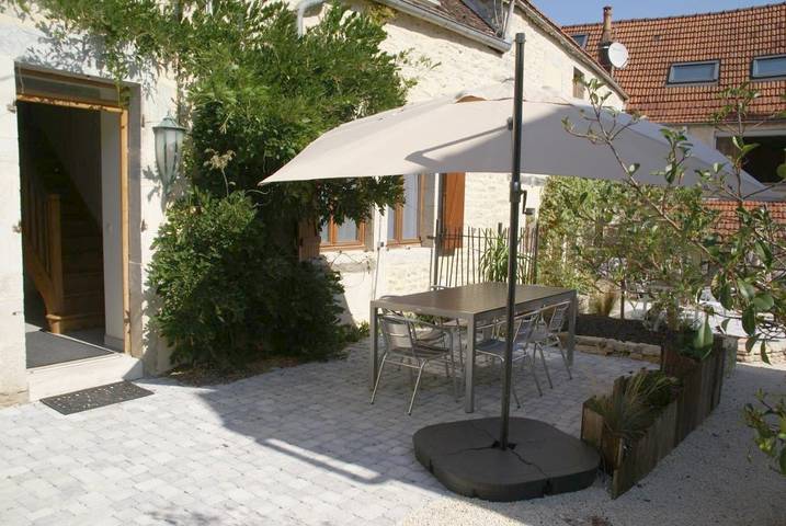 Location de vacances pour 5 personnes, avec terrasse à Bèze (homonymie) - 3