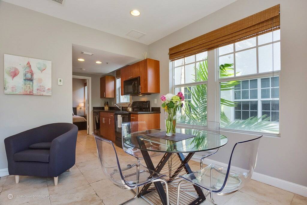 Ganze Wohnung, ★★★★★ South Beach Location, Schritte 2 Strand, Privater Balkon, Pool, Bbq, Kostenloses Wlan in South Beach, Miami Beach