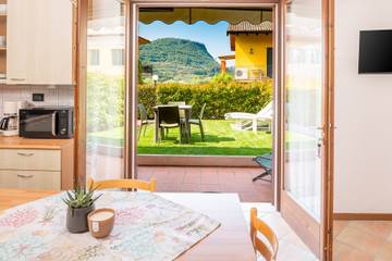 Ferienwohnung für 4 Personen, mit Terrasse und Seeblick in Garda
