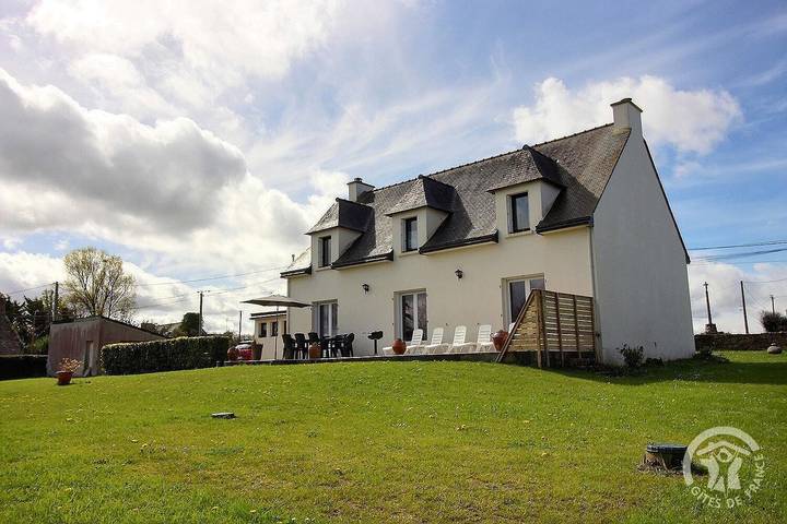 Gîte pour 8 personnes, avec Terrasse et Jardin à Ploumilliau