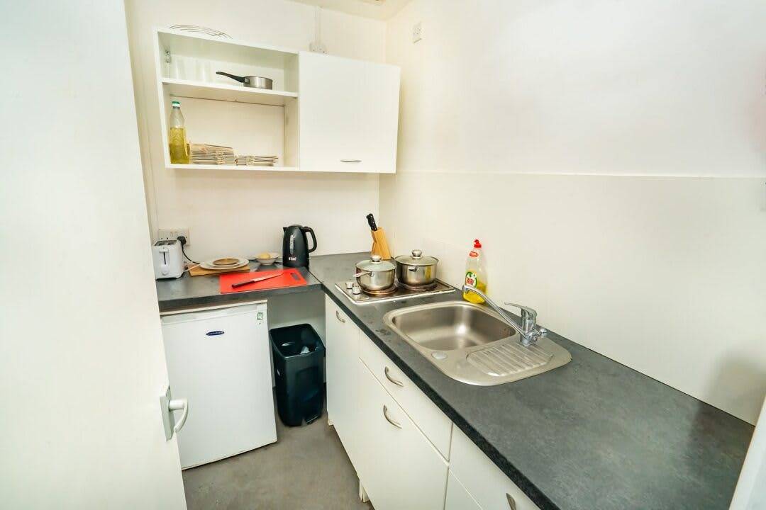 Entire apartment, Combination of 2 Budget En-Suite Rooms w Kitchen in Coventry, Birmingham Area