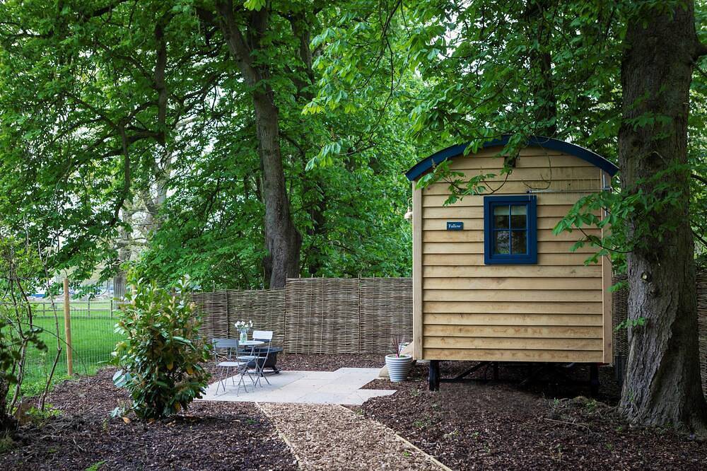 Fallow Shepherd's Hut Chatsworth Estate in Baslow and Bubnell, Derbyshire