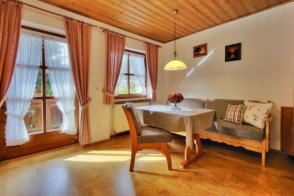 Ganze Wohnung, Gemütliche Einzimmer-Wohnung mit Terrasse in den Bergen in Oberau, Bayerische Alpen