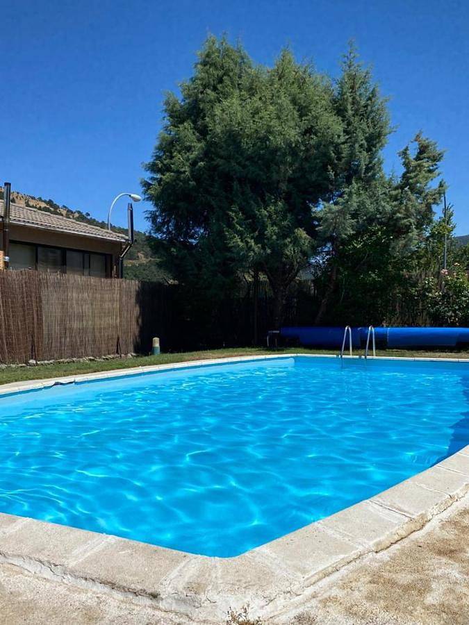 Chalet para 12 personas, con vistas además de piscina y jardín en El Espinar
