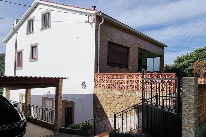 Location de vacances pour 5 personnes, avec vue sur le lac et jardin ainsi que vue et terrasse à Ferrol - 4